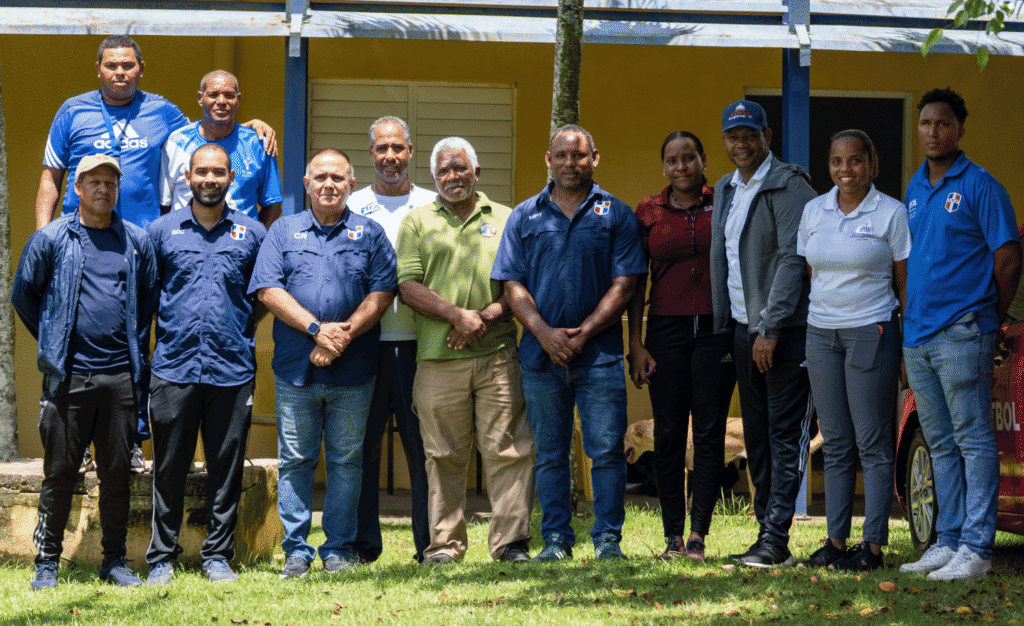 FDF efectuó festivales y entrega de balones del Programa FIFA Football for Schools en Bayaguana y San Cristóbal junto al Inefi